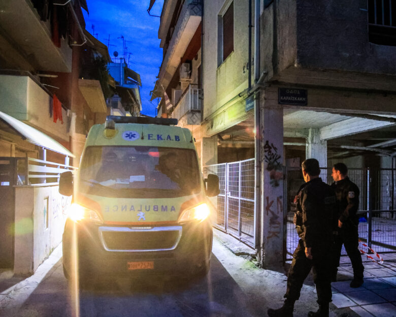 Καρδίτσα: Άγρια συμπλοκή με μαχαίρια μεταξύ 10 ατόμων σε μπαρ στο Μουζάκι – 3 άτομα μεταφέρθηκαν σε κέντρα υγείας