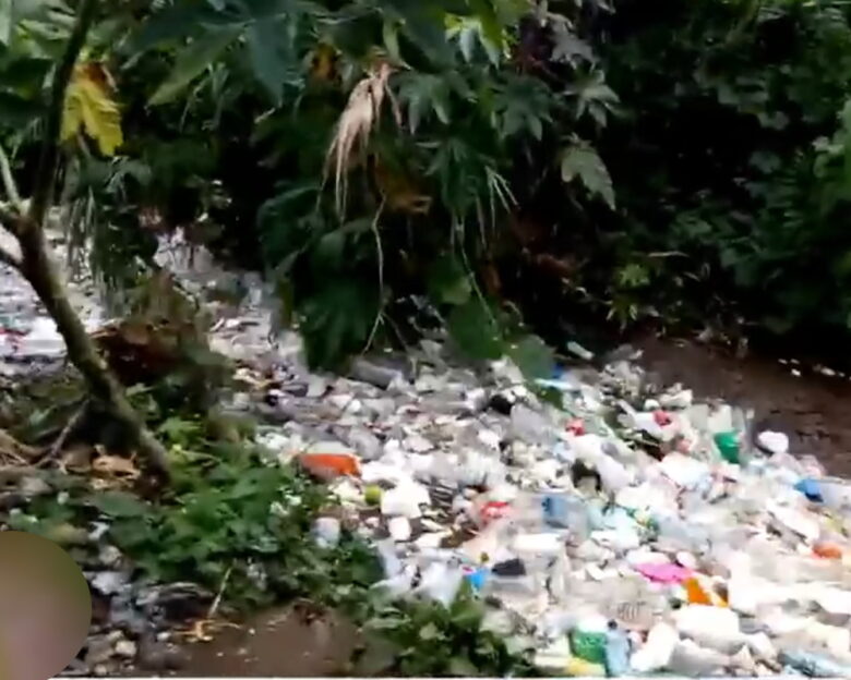 Άστρος: Ποτάμι σκουπιδιών στην Κυνουρία – Τόνοι απορριμμάτων πέφτουν στη θάλασσα