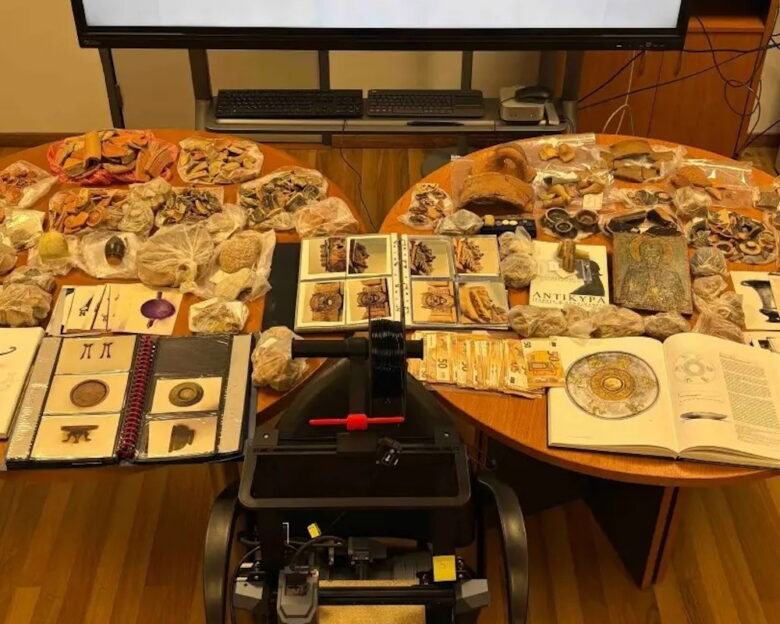 Συνελήφθη μέλος διεθνούς εγκληματικής οργάνωσης αρχαιοκάπηλων – Σπίτι του βρέθηκαν αρχαία αντικείμενα και θρησκευτικές εικόνες