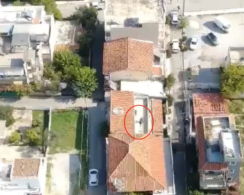 Έφοδος της ΕΛΑΣ σε σπίτια στα Άνω Λιόσια: Βίντεο από drone δείχνει αστυνομικούς να συλλαμβάνουν 23χρονο σε ταράτσα