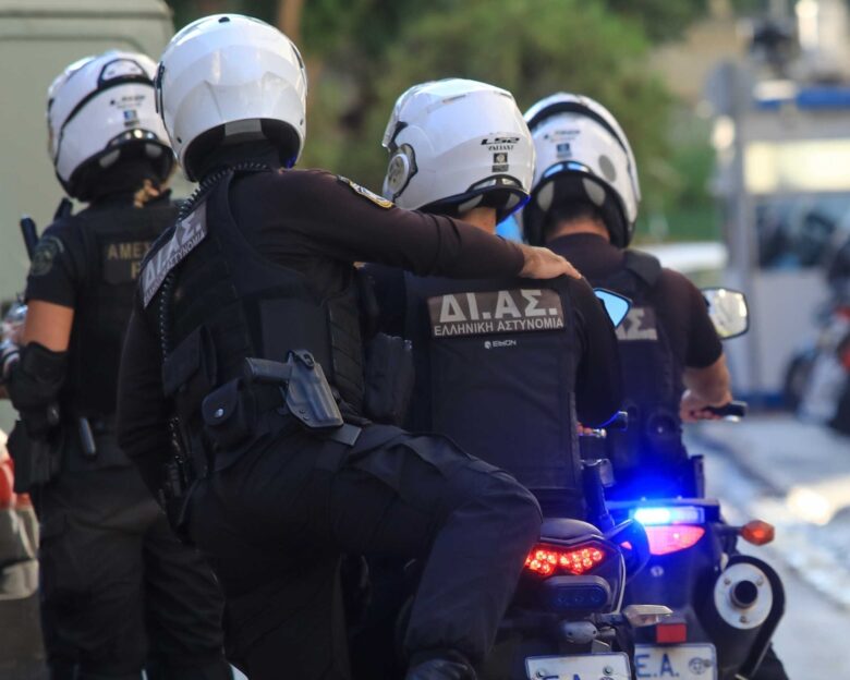 Νέα Ιωνία: Κινηματογραφική απόπειρα ληστείας με εισβολή σε κοσμηματοπωλείο με κλεμμένο αυτοκίνητο