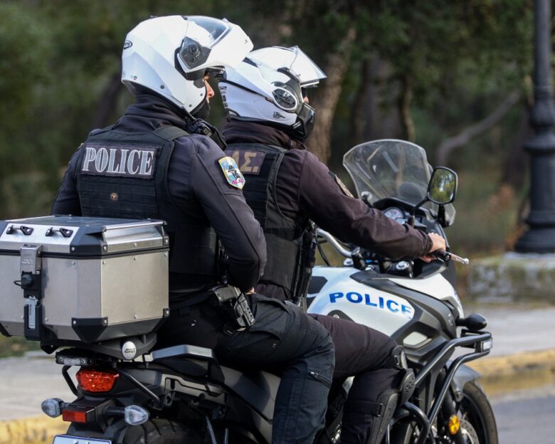 Θεσσαλονίκη: Γέφυρα ζωής από αστυνομικούς για νεογέννητο μωράκι που ερχόταν από τις Σέρρες