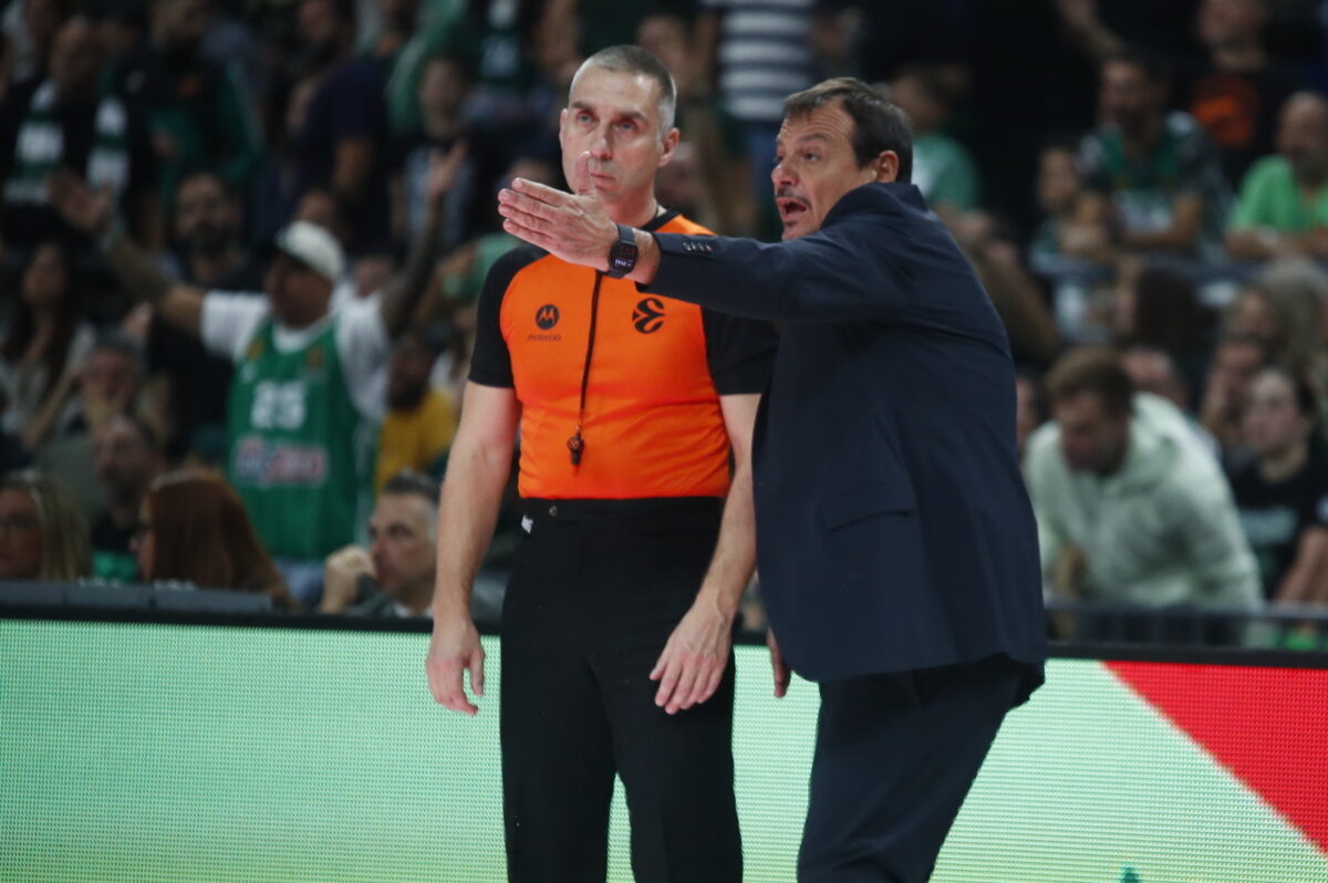 Ο διαιτητής Λοτερμόζερ με τον Αταμάν του Παναθηναϊκού (ΣΤΕΛΙΟΣ ΣΤΕΦΑΝΟΥ