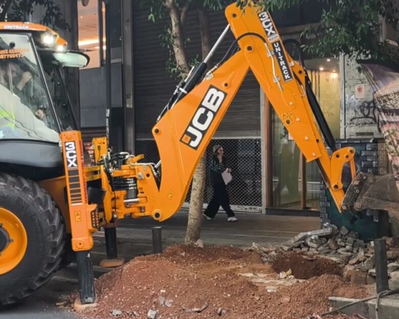 Έσπασε αγωγός της ΕΥΔΑΠ στο κέντρο της Αθήνας – Διακοπή κυκλοφορίας στη Νίκης