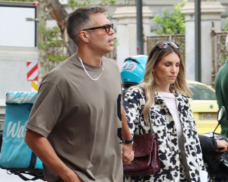 Η Αθηνά Οικονομάκου και ο Μπρούνο Τσερέλα κάνουν βόλτα χέρι χέρι στο κέντρο και ανταλλάσσουν τρυφερά φιλιά