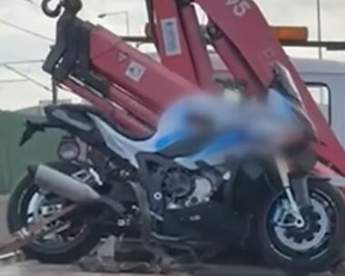 Η μία από τις δύο μηχανές που έτρεχαν με πάνω από 250 χλμ στην Αττική Οδό