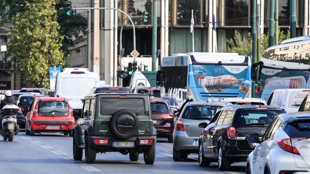 Αυτοκίνητα σε δρόμο της Αθήνας