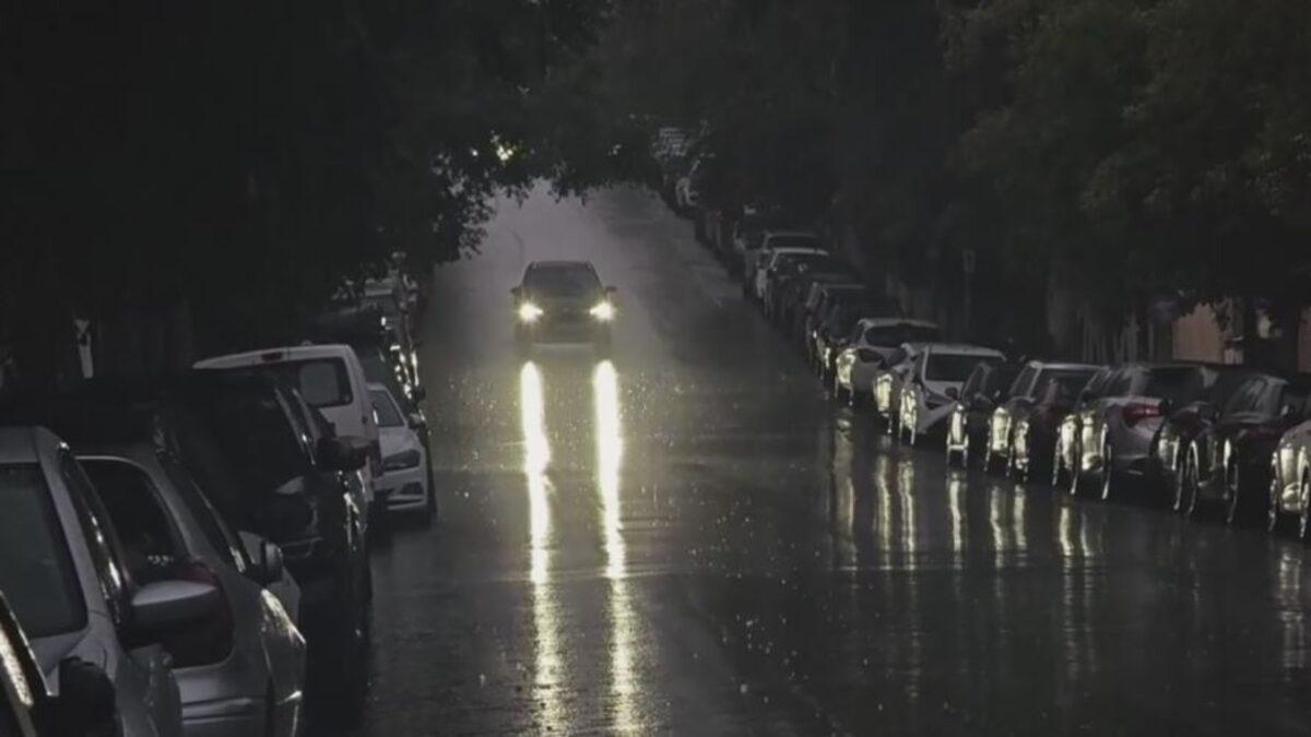 Αυτοκίνητο στη βροχή