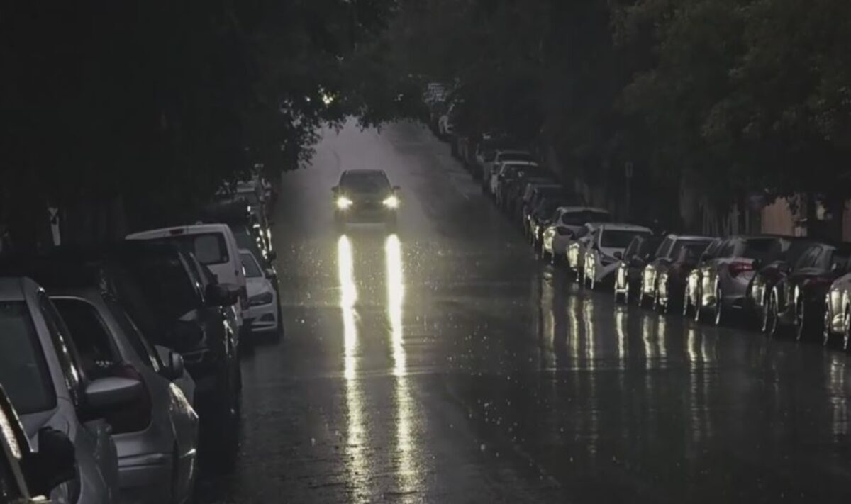 Αυτοκίνητο στη βροχή