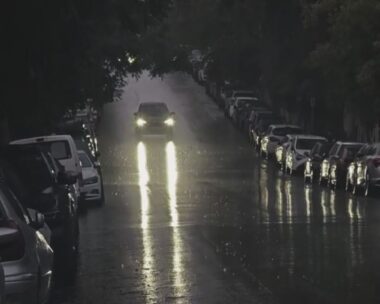 Αυτοκίνητο στη βροχή