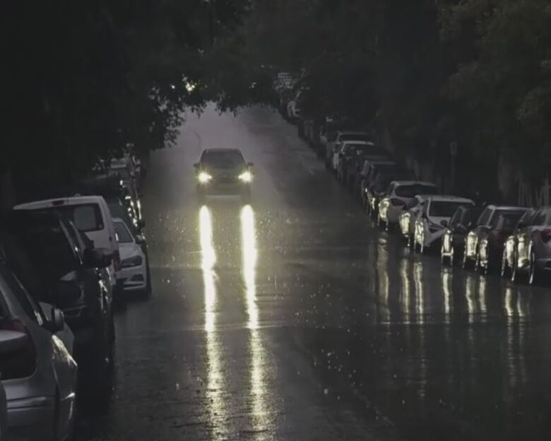 Η κακοκαιρία Adel έφτασε στην Αττική: Βροχές και καταιγίδες πλήττουν πολλές περιοχές του λεκανοπεδίου