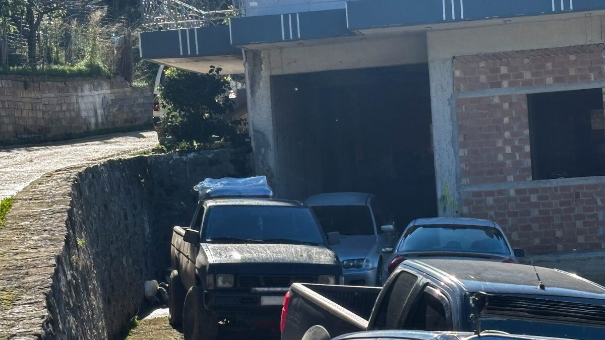 Το σημείο σε δρόμο στον Άγιο Νικόλαο Σπάτων, στο Δήμο Δυτικής Αχαΐας όπου συνέβη η πτώση από την μάντρα του 3χρονου αγοριού και του 25χρονου θείου του