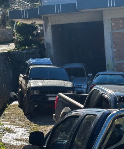 Το σημείο σε δρόμο στον Άγιο Νικόλαο Σπάτων, στο Δήμο Δυτικής Αχαΐας όπου συνέβη η πτώση από την μάντρα του 3χρονου αγοριού και του 25χρονου θείου του