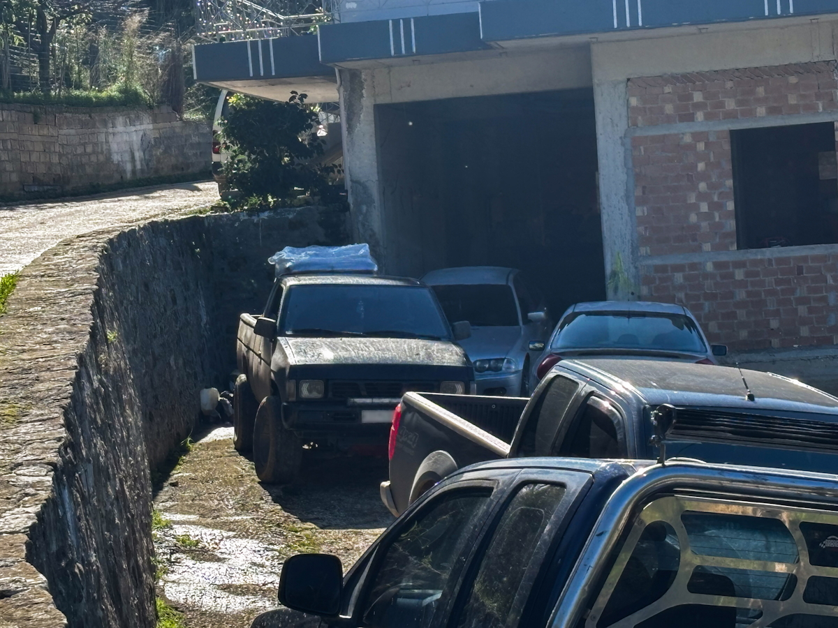 Το σημείο σε δρόμο στον Άγιο Νικόλαο Σπάτων, στο Δήμο Δυτικής Αχαΐας όπου συνέβη η πτώση από την μάντρα του 3χρονου αγοριού και του 25χρονου θείου του