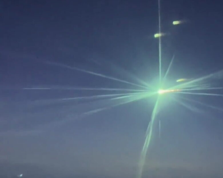 «Μπάλα φωτιάς» στον ρωσικό ουρανό: Το βίντεο αεροσυνοδού με το σπάνιο φαινόμενο