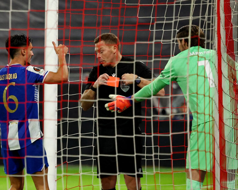 Ο Βασίλης Μπάρκας κόλλησε το κεφάλι του σε αντίπαλο και αποβλήθηκε στο παιχνίδι της Ουτρέχτης στο Europa League