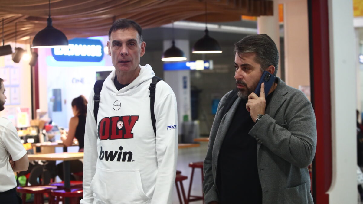 Ο Μπαρτζώκας στην αναχώρηση του Ολυμπιακού για Μιλάνο (ΘΑΝΑΣΗΣ ΔΗΜΟΠΟΥΛΟΣ