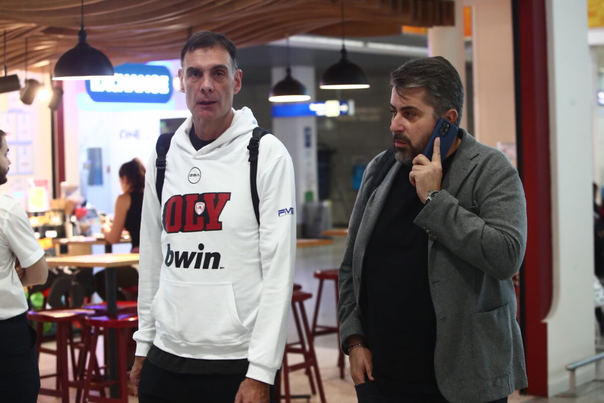 Ο Μπαρτζώκας στην αναχώρηση του Ολυμπιακού για Μιλάνο (ΘΑΝΑΣΗΣ ΔΗΜΟΠΟΥΛΟΣ