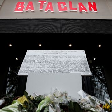 Μια αναμνηστική πλάκα μπροστά από την αίθουσα συναυλιών Bataclan, στο Παρίσι