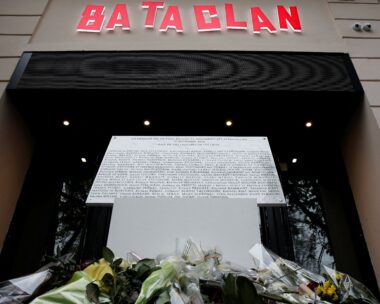 Μια αναμνηστική πλάκα μπροστά από την αίθουσα συναυλιών Bataclan, στο Παρίσι