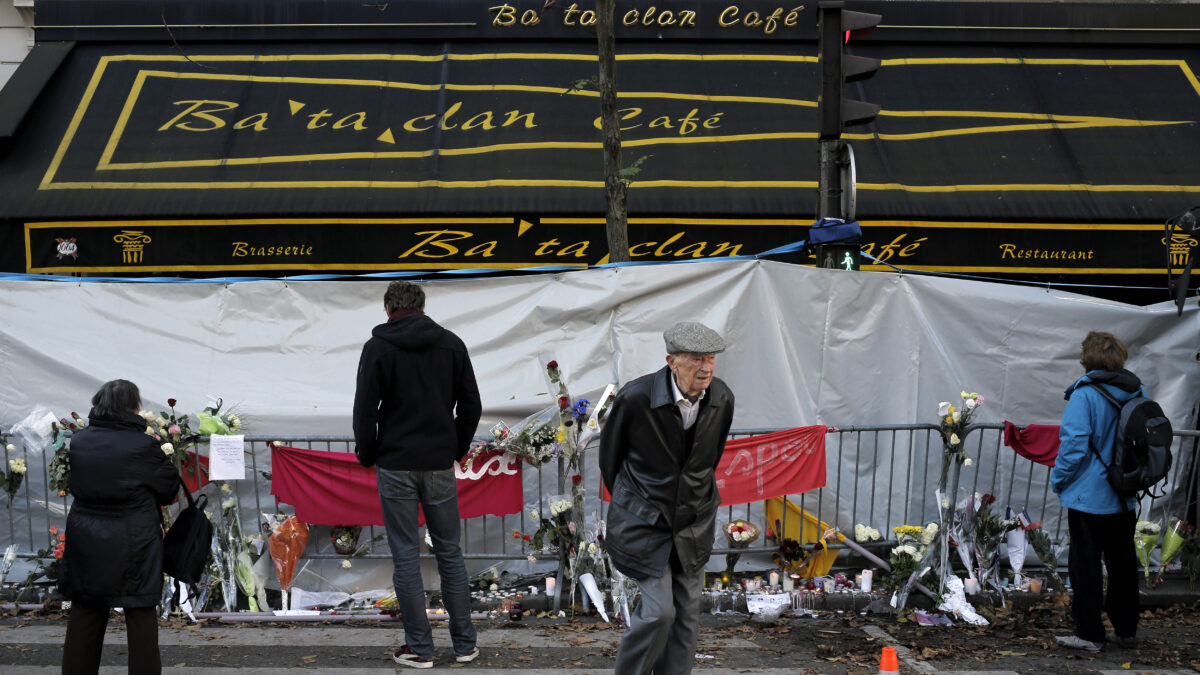 Ένας άνδρας περπατά μπροστά από την αίθουσα συναυλιών Bataclan στο Παρίσι, ενώ οι άνθρωποι αποτίουν φόρο τιμής στα θύματα μια εβδομάδα μετά την επίθεση στο Παρίσι, στις 22 Νοεμβρίου 2015.