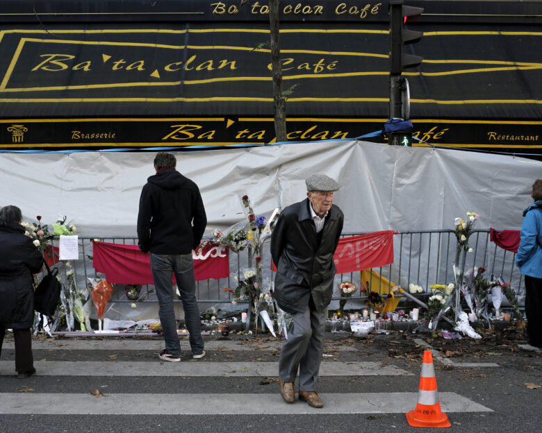 Γαλλία: Δέκα χρόνια μετά τις επιθέσεις της 13ης Νοεμβρίου, επιζώντες του Μπατακλάν αυτοκτονούν, θύματα του «αόρατου» τραύματος