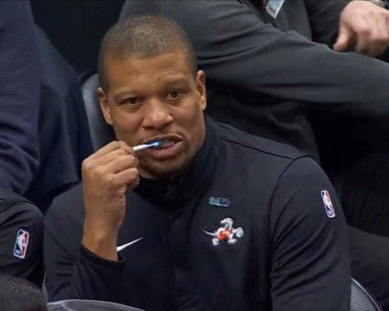 Ο Μάικ Μπατίστ βούρτσισε τα δόντια του στον πάγκο των Ράπτορς