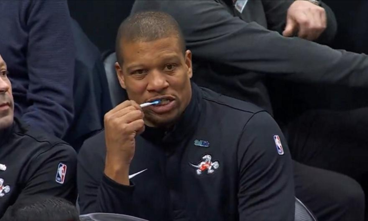 Ο Μάικ Μπατίστ βούρτσισε τα δόντια του στον πάγκο των Ράπτορς