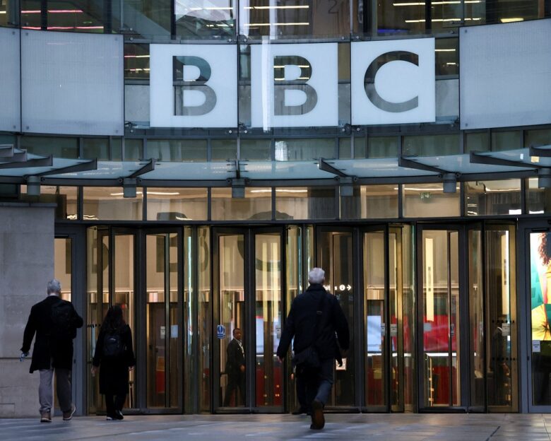 Σάλος στη Βρετανία για το μοντάζ του BBC στον Τραμπ: Η «συγγνώμη» και οι νομικές κινήσεις του Αμερικανού προέδρου