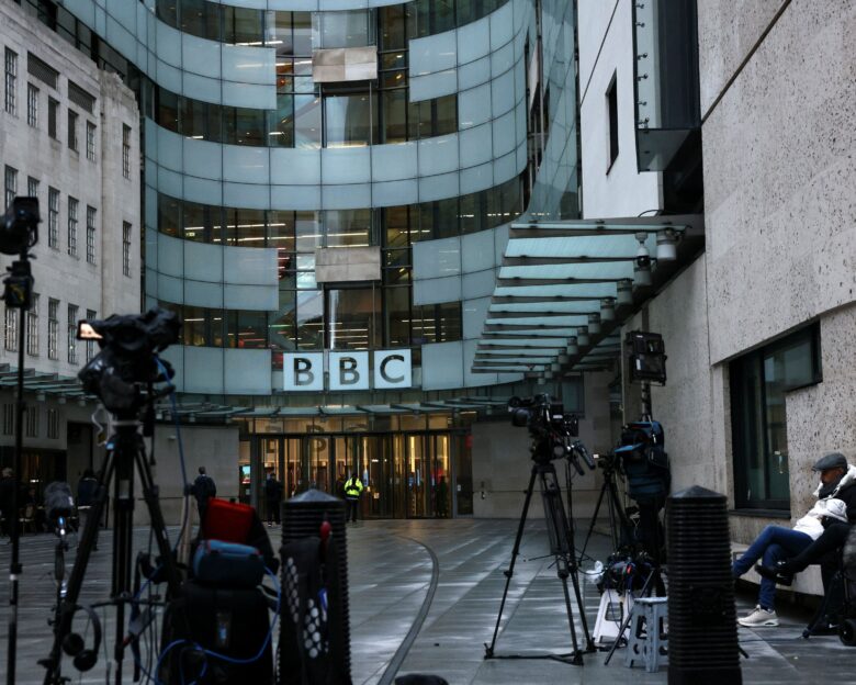 «Σεισμός» στο BBC μετά τις παραιτήσεις του γενικού διευθυντή και της CEO ειδήσεων για μοντάζ στον Τραμπ – Ο πολιτικός αντίκτυπος και τι ακολουθεί