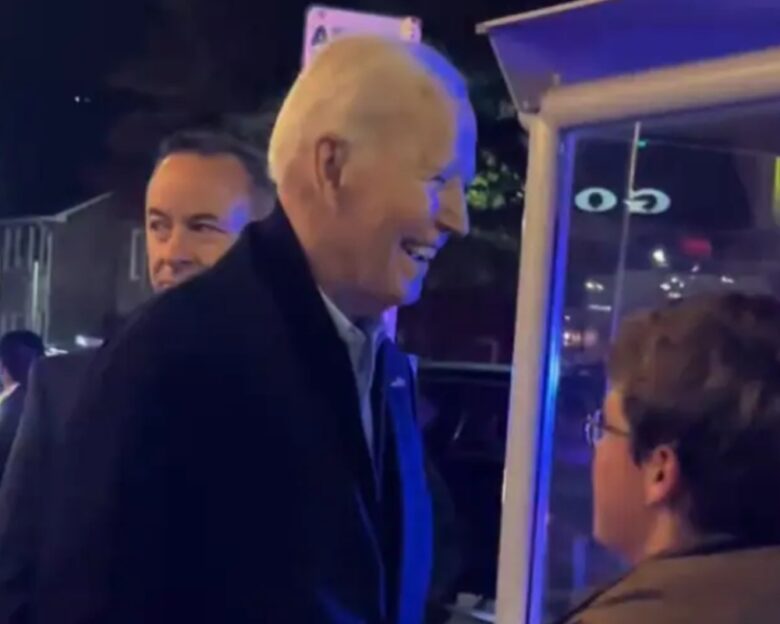 Ο Τζο Μπάιντεν περπατά με δυσκολία, φανερά πιο αδύναμος σε νέα και σπάνια δημόσια εμφάνισή του – Δείτε βίντεο