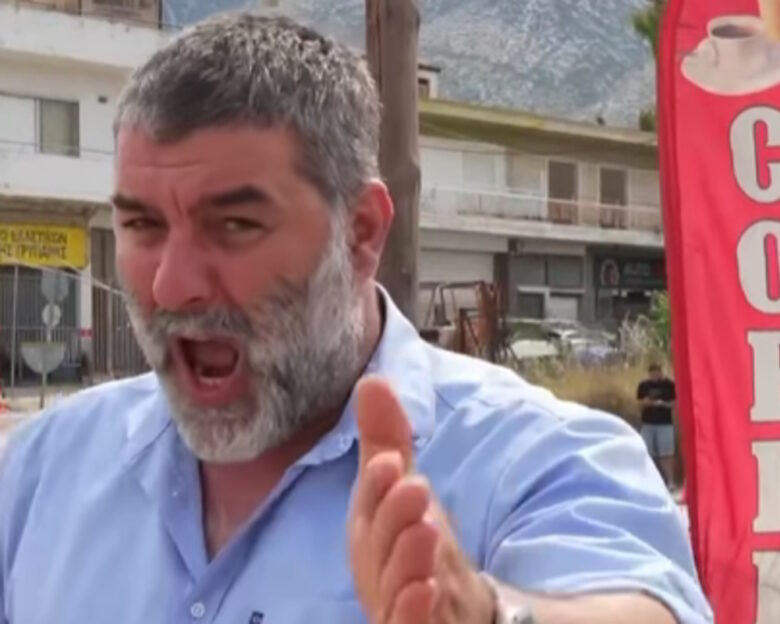 Ο Βασίλης Μπισμπίκης μεταμορφώθηκε σε «καράτε kid» χρησιμοποιώντας τις κατάλληλες κινήσεις και επιφωνήματα