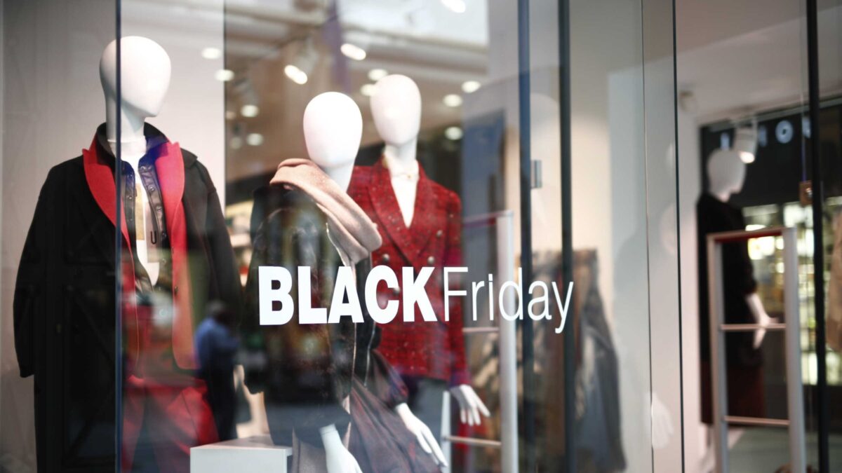 Βιτρίνα καταστήματος ενόψει Black Friday
