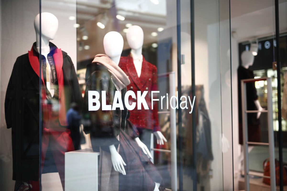 Βιτρίνα καταστήματος ενόψει Black Friday