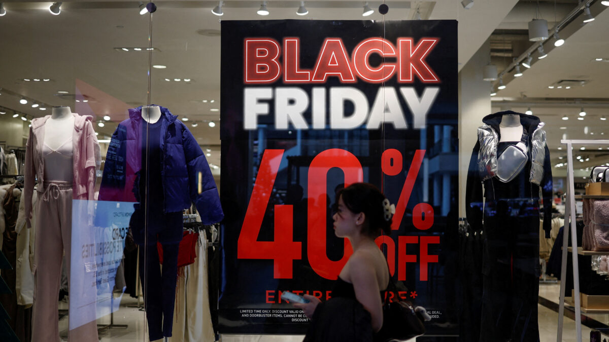 Βιτρίνα εμπορικού καταστήματος ενόψει Black Friday