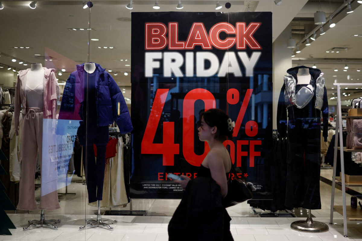 Βιτρίνα εμπορικού καταστήματος ενόψει Black Friday