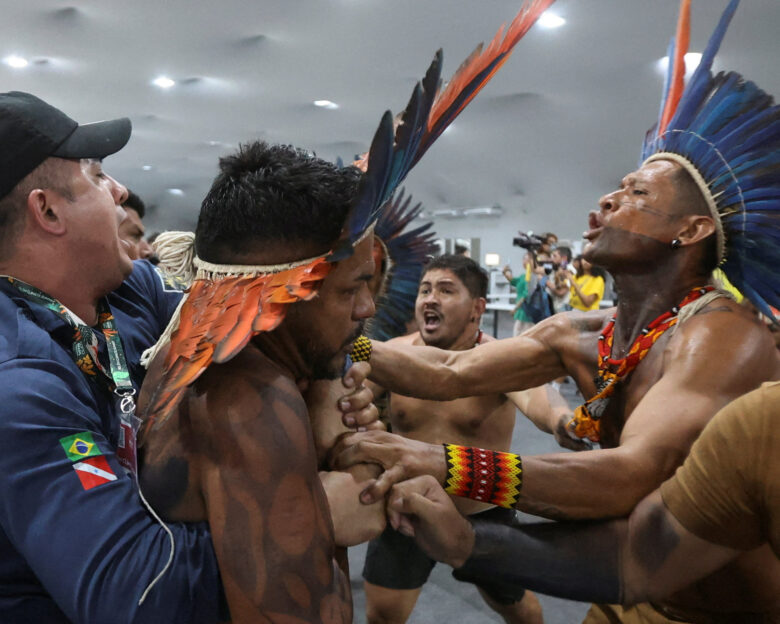 Βραζιλία: Χάος στη Διάσκεψη COP30 – Διαδηλωτές εισέβαλαν με κοντάρια και συγκρούστηκαν με αστυνομικούς