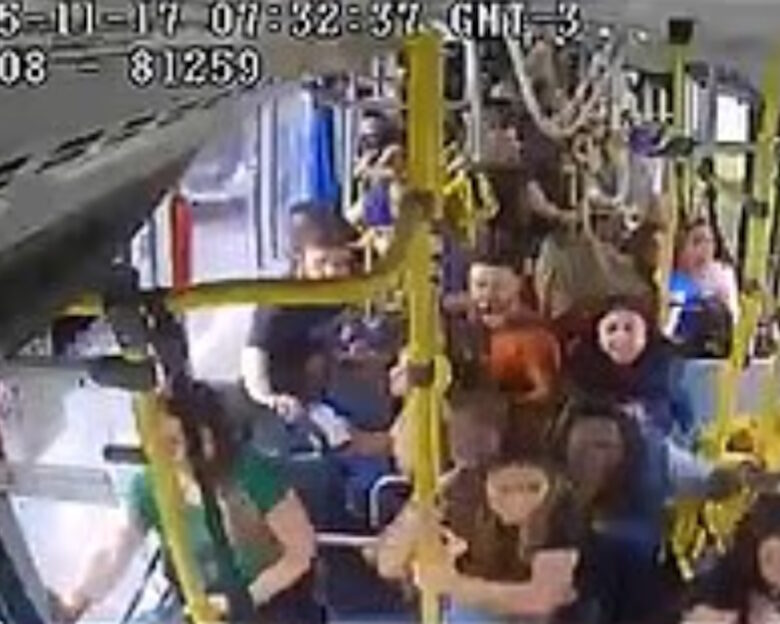 Η στιγμή που λεωφορείο βγαίνει εκτός ελέγχου στο Σάο Πάολο: Ούρλιαζαν οι επιβάτες – 12 τραυματίες