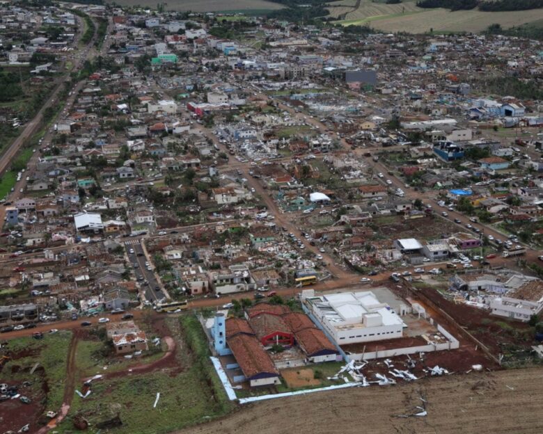 Φονικός ανεμοστρόβιλος στη Βραζιλία: 5 νεκροί, εκατοντάδες τραυματίες και μία πόλη ισοπεδωμένη