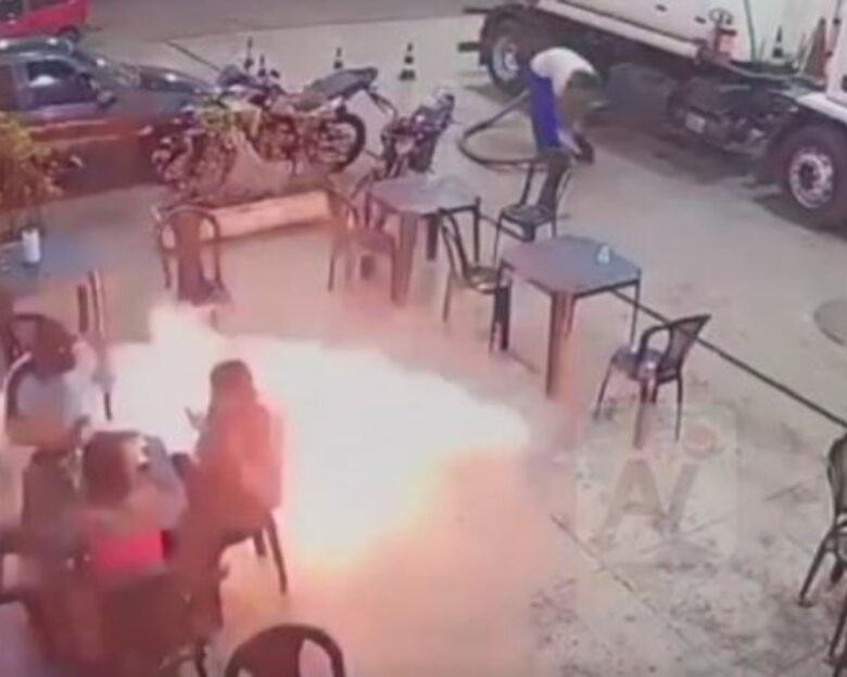 Βραζιλία: Πέταξε σπίρτο στο πάτωμα σε εστιατόριο βενζινάδικου και έβαλε φωτιά – Δείτε βίντεο