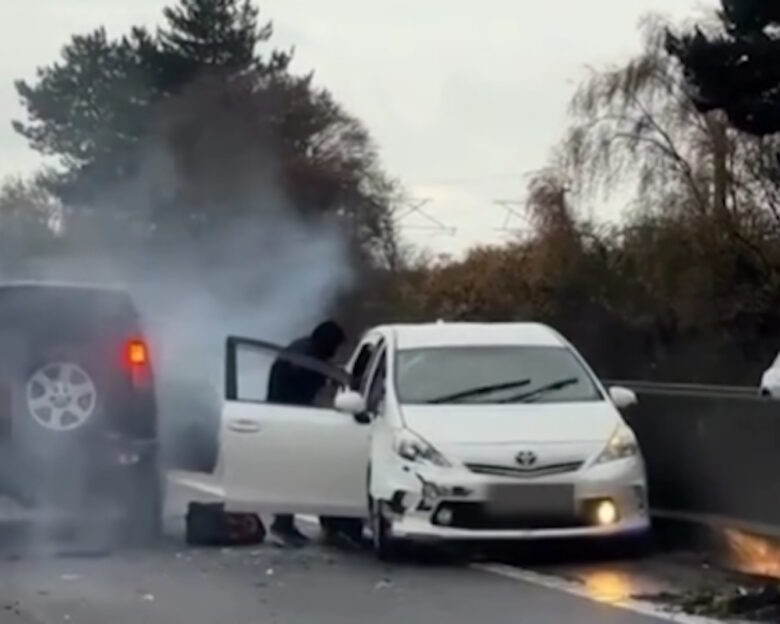 Βρετανία: Ληστές ακινητοποίησαν αυτοκίνητο, του έσπασαν τα παράθυρα και το έκλεψαν στη μέση του δρόμου