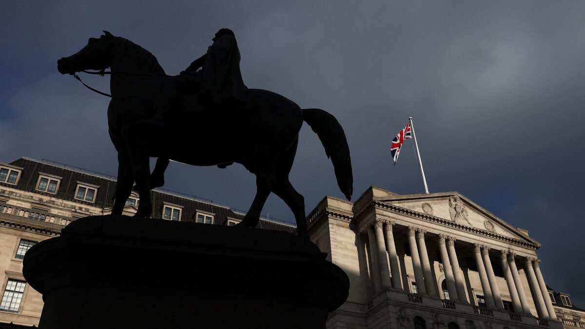 Η βρετανική σημαία κυματίζει στο κτίριο της Τράπεζας της Αγγλίας στο city του Λονδίνου