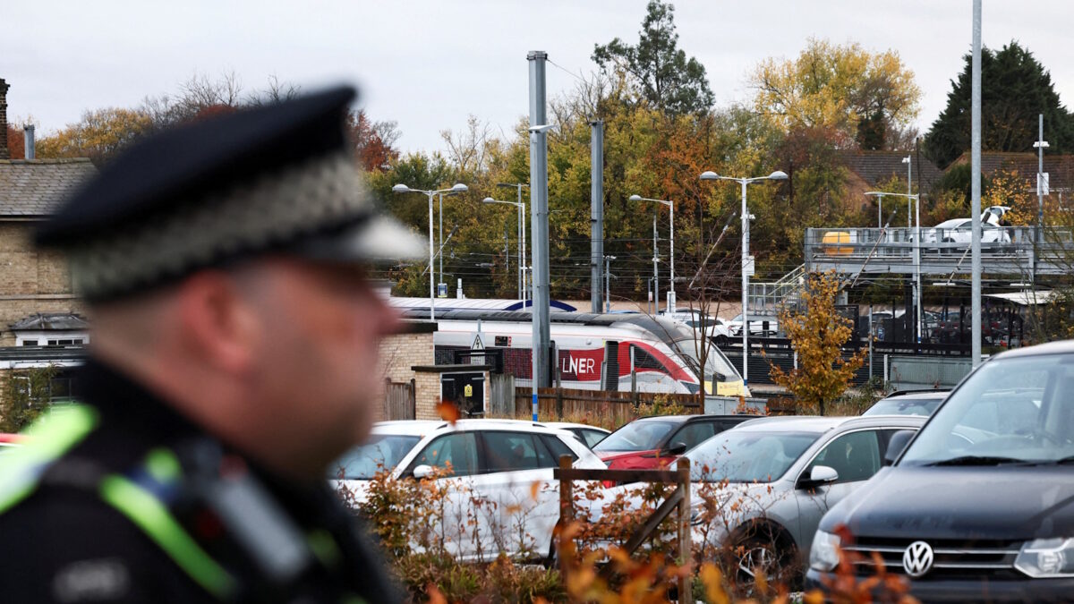 Βρετανός αστυνομικός στον σιδηροδρομικό σταθμό όπου έγινε η επίθεση