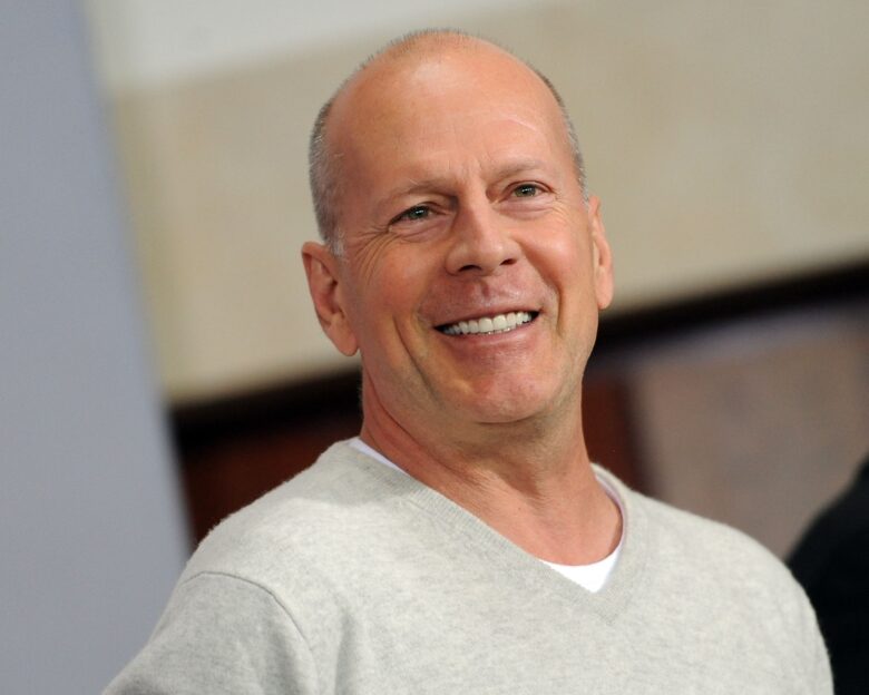 Ο Μπρους Γουίλις χαμογελαστός και ευδιάθετος σε σπάνια δημόσια εμφάνιση στο Λος Άντζελες και χέρι χέρι με τον φροντιστή του