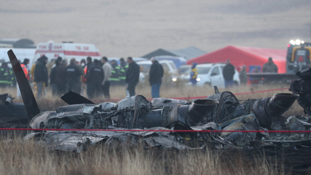 Υπολείμματα του C-130 στον τόπο της συντριβής στη Γεωργία