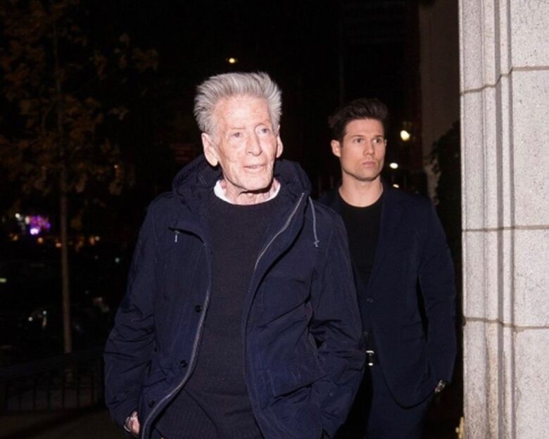 Calvin Klein: Αποπροσανατολισμένος ο 83χρονος διάσημος σχεδιαστής – Σκοντάφτει και παραπατά μπροστά στον καλλονό 36χρονο σύντροφό του