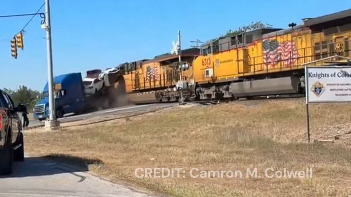 Τρένο έπεσε πάνω σε νταλίκα που μετέφερε αυτοκίνητα