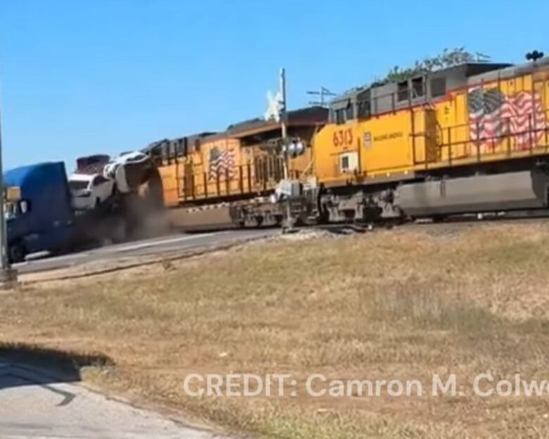 Τέξας: Η στιγμή που τρένο πέφτει πάνω σε νταλίκα που μετέφερε αυτοκίνητα – Κόλλησε στις ράγες