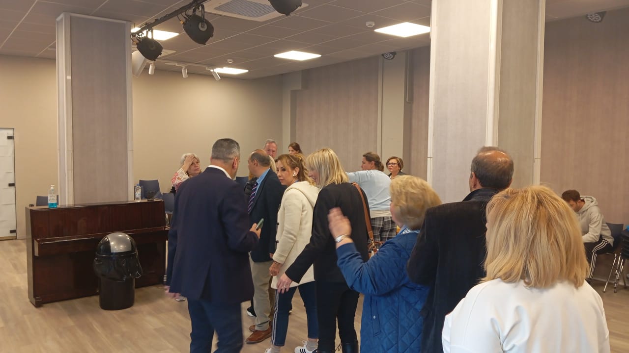 Εκλογείς της ΝΔ μπροστά από ένα εκλογικό κέντρο στο Χαλάνδρι