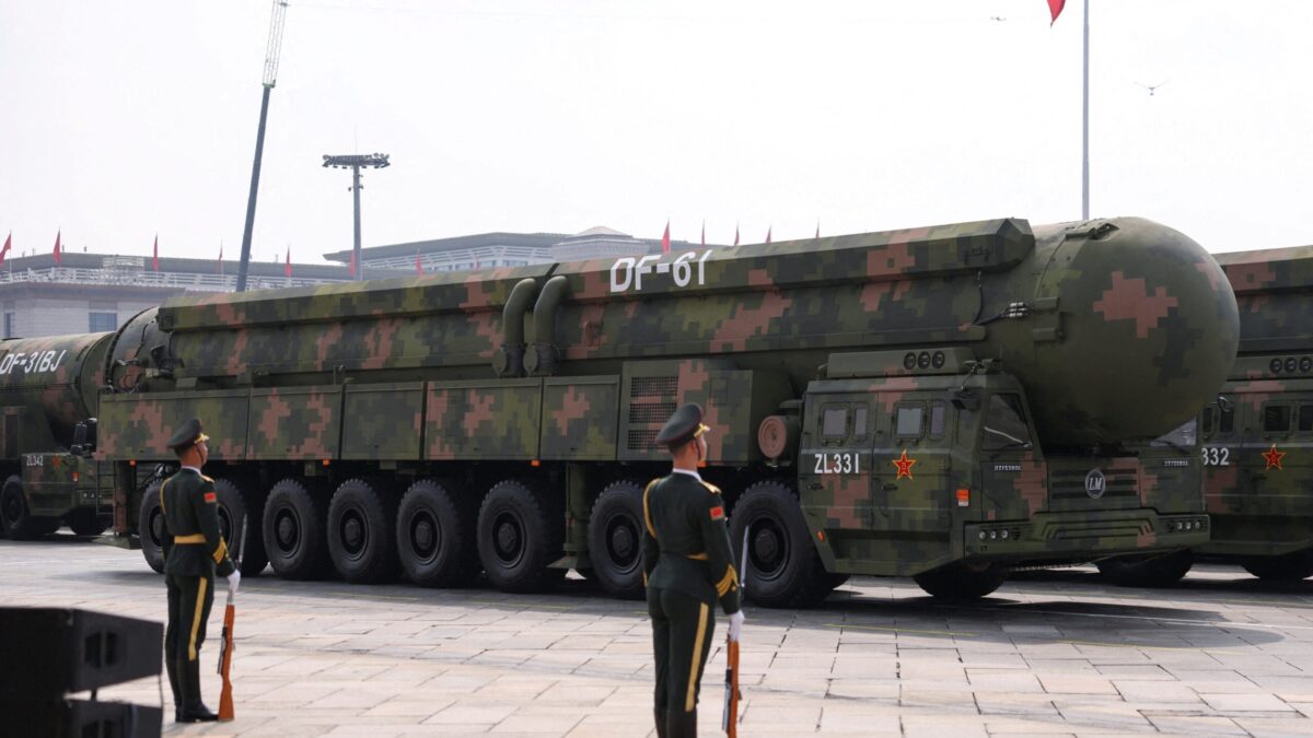 Ο πυρηνικός πύραυλος DF-61 κατά τη διάρκεια της στρατιωτικής παρέλασης στο Πεκίνο